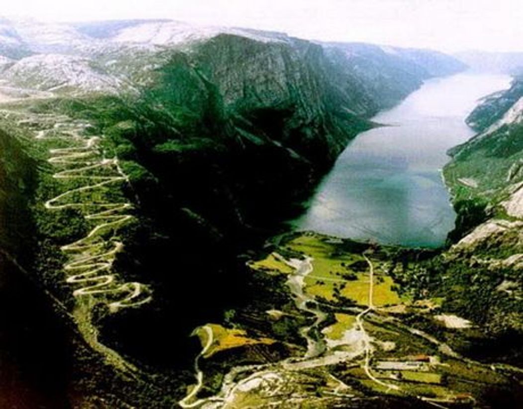 3. Lysebotn Road - Norvegia

Drumul are 27 de viraje stranse si un tunel de 1,1 kilometri care cuprinde, la randul lui, 3 viraje.