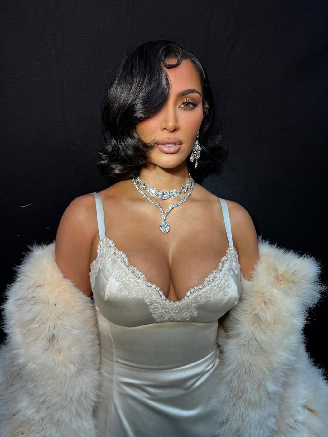 Walking Demna’s last Balenciaga Couture show dripping in Lorraine Schwartz jewelry and wearing E (2)