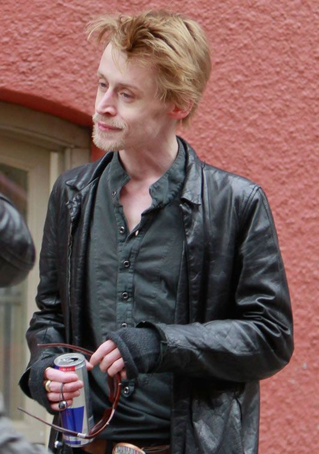 macaulay-culkin-continua-sa-se-autodistruga-isi-ia-singur-viata_4_size11