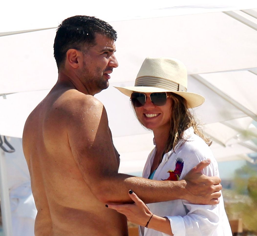 Simona Halep și Toni Iuruc zâmbesc după ce au fost surprinși la plajă, în stațiunea Mamaia (România), în vara anului 2019