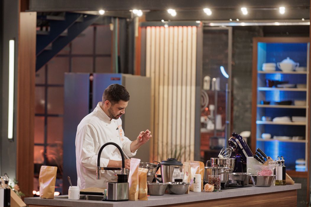 Finala MasterChef România, 16 decembrie 2025. Începe proba desertului, cea care poate decide totul. Emoțiile finaliștilor ating cote maxime atunci când Florin Dumitrescu pune trofeul pe bancul fi (7)