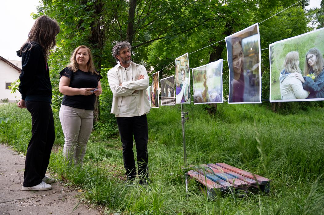 Titica și Dariana sunt surprinse cu o expoziție care se lasă cu lacrimi. Dragoș Bucur le prezintă, într-un mod un (4)