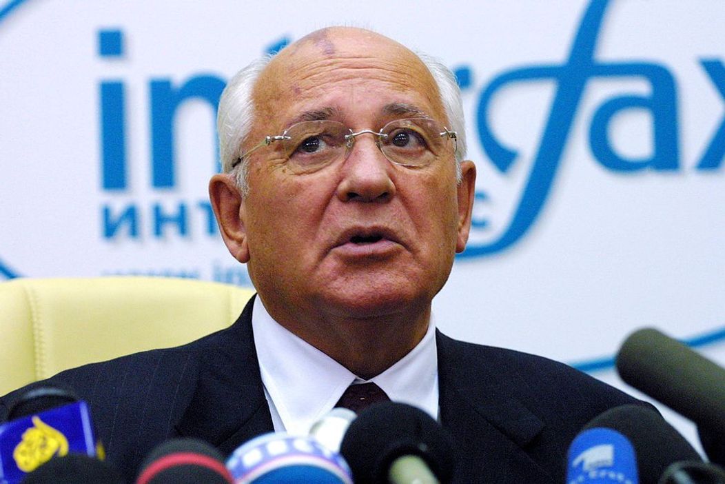 Mihail Gorbaciov oferă un interviu presei occidentale