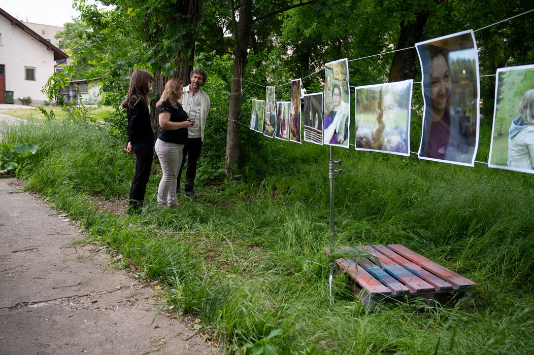 Titica și Dariana sunt surprinse cu o expoziție care se lasă cu lacrimi. Dragoș Bucur le prezintă, într-un mod un (2)