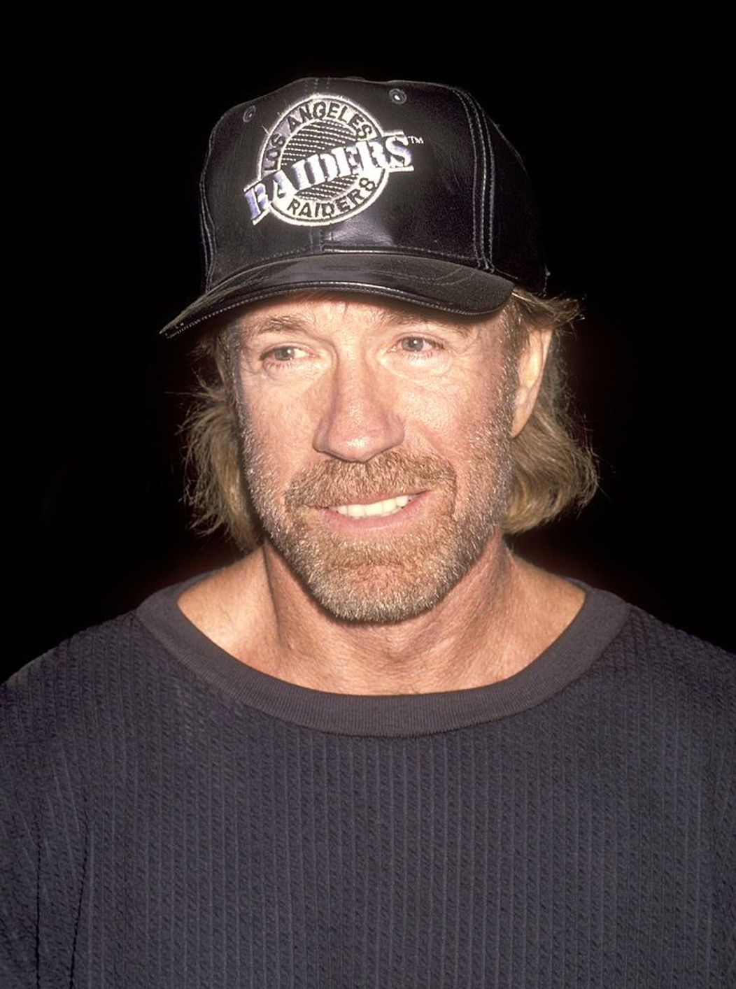Chuck Norris zâmbește discret în fața camerei