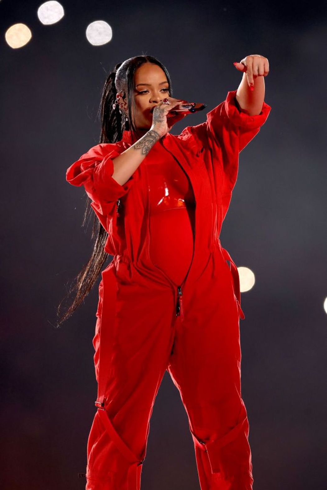 surpriza-de-proportii-rihanna-a-anuntat-ca-este-din-nou-insarcinata-chiar-pe-scena-de-la-finala-super_7