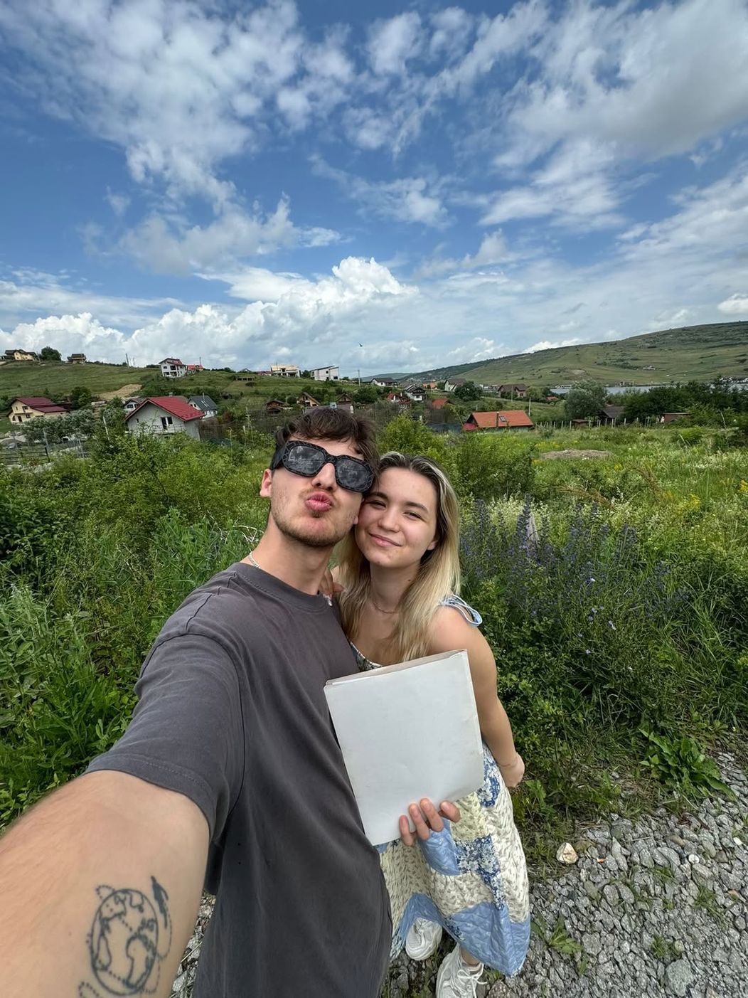 Acum doi ani era doar un teren gol. Azi casa visurilor noastre a prins contur. 🏡✨❤️Înca ni se p (1)