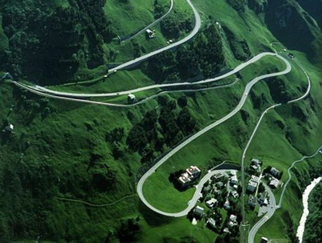 11. Oberalp Pass - Elvetia

Face legatura intre Elvetia Centrala si cantonul Graubunden Oberland. Fiind un drum "peste Alpi" este deschis traficului rutier numai vara, insa iarna se transforma in partie de schi si sanius.
