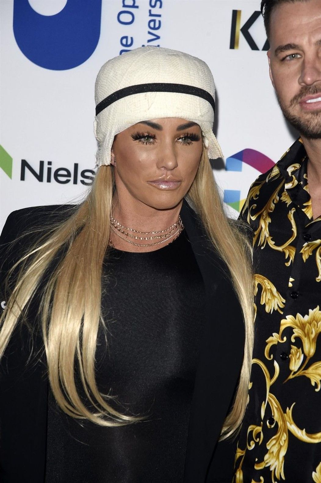 katie-price-surprinsa-cu-bandaje-si-cu-fata-tumefiata-dupa-o-noua-operatie-estetica_1