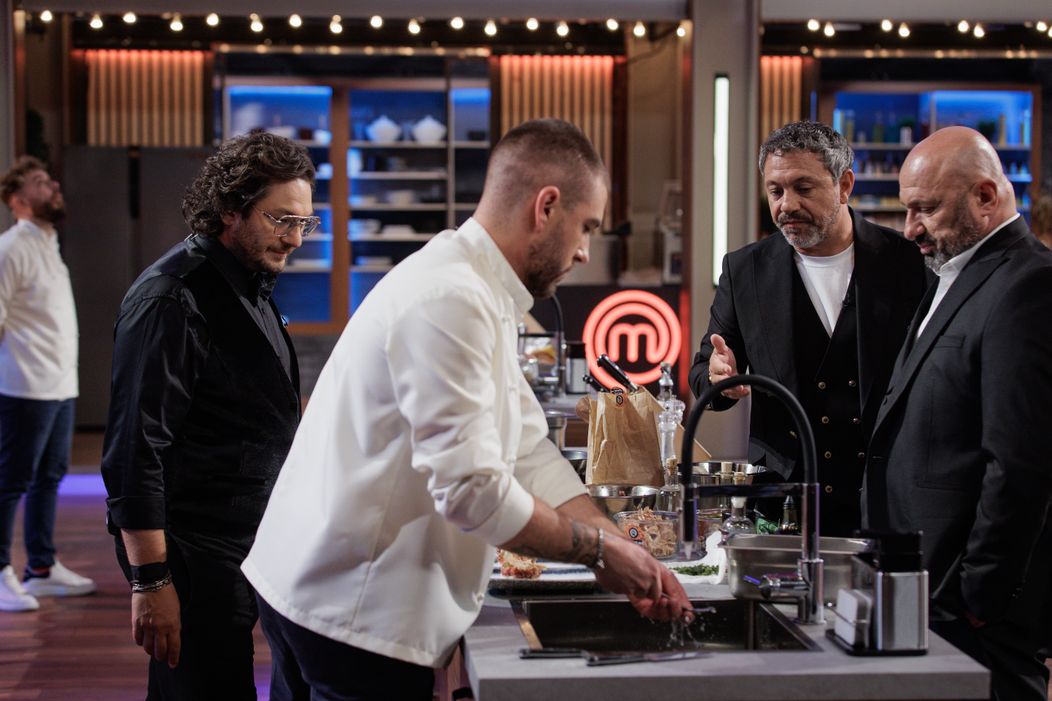 Finala MasterChef, 11 decembrie 2024. Prima probă a finalei a început. Georgiana, Sebi și Gabriel trebuie să pregătească aperitive spectaculoase „Vreau să fie foarte greu să decid. Așa vreau să f (14)