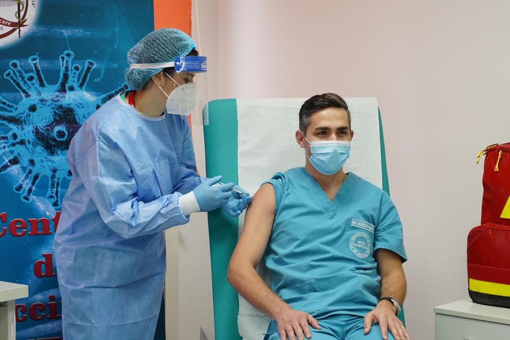 Cei care primesc ambele doze de vaccin anti-Covid pot renunța la măști în spații închise