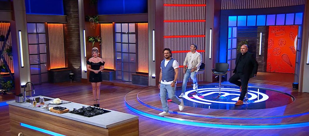 Chef Florin Dumitrescu face o demonstrație incendiară, în platoul MasterChef. Gătește, la foc deschis, o rețetă simplă, dar spectaculoasă wagyu și cunopidă arsă „Mi s-a părut ceva inedit” (5)