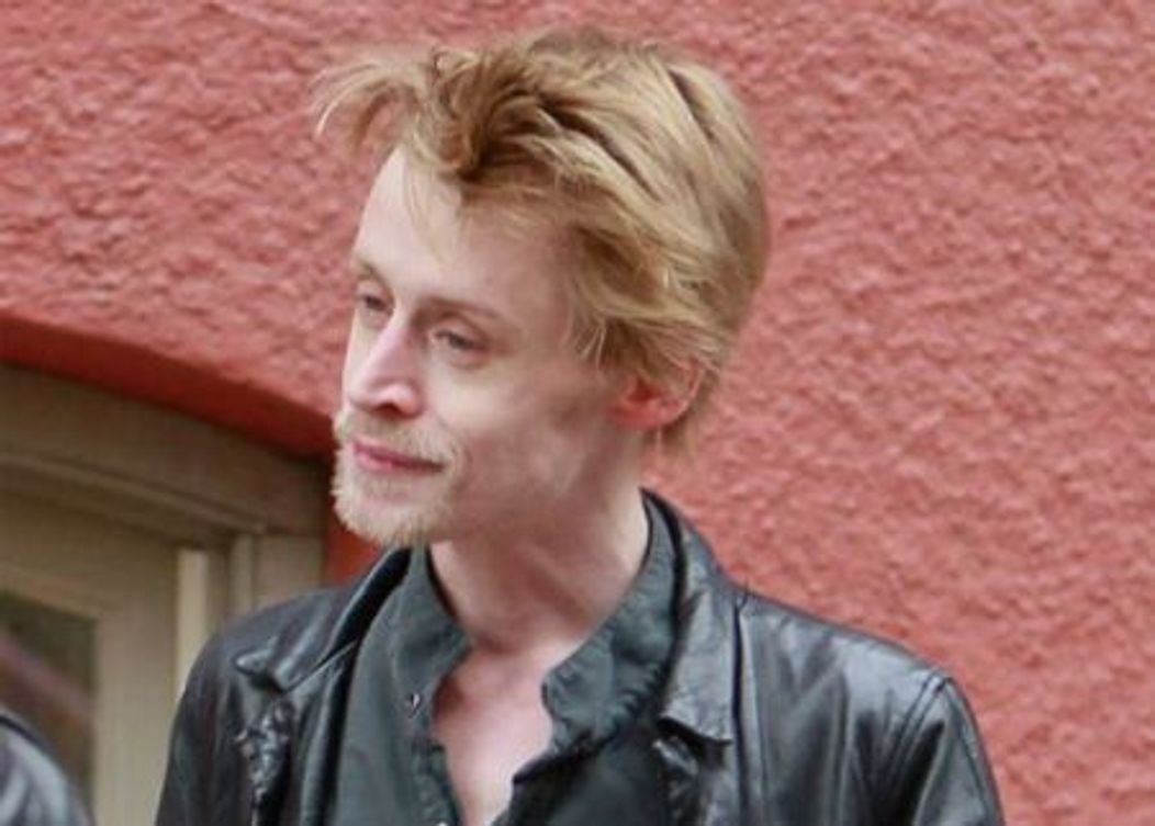 in-urma-cu-cativa-ani-era-intr-o-stare-deplorabila-macaulay-culkin-aparitie-rara-la-o-intalnire-cu-o-tanara_size2