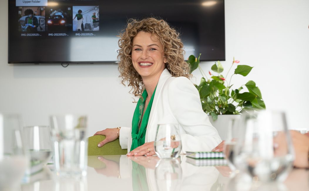 Livia Baba, fondatoarea companiei BLA Shine, zâmbește prietenos în fața camerei foto