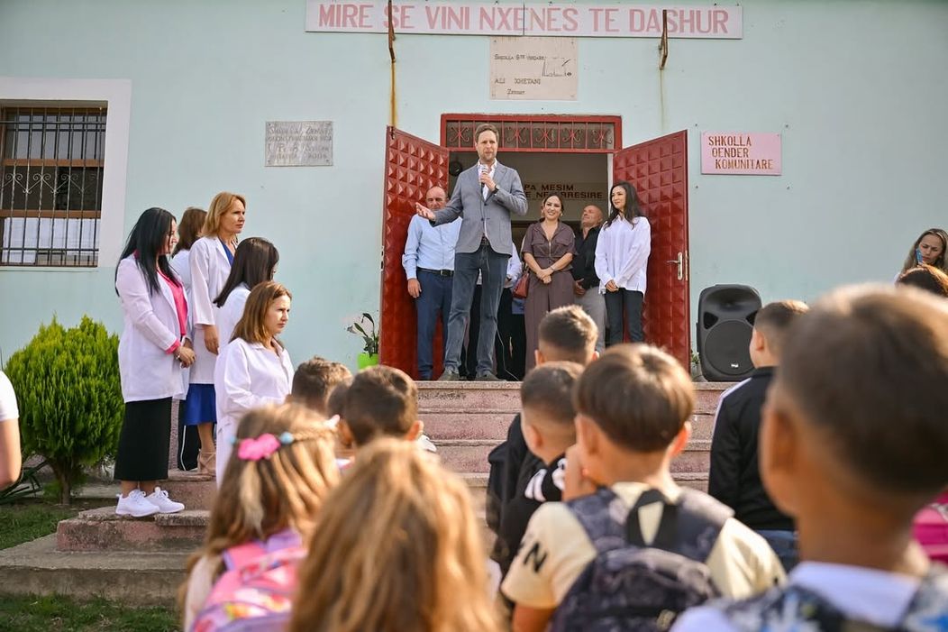 Dita e parë e shkollës në Zenisht e Burgajet ishte plot dritë, buzëqeshje dhe gëzim fëmijësh. 🌸 (1)