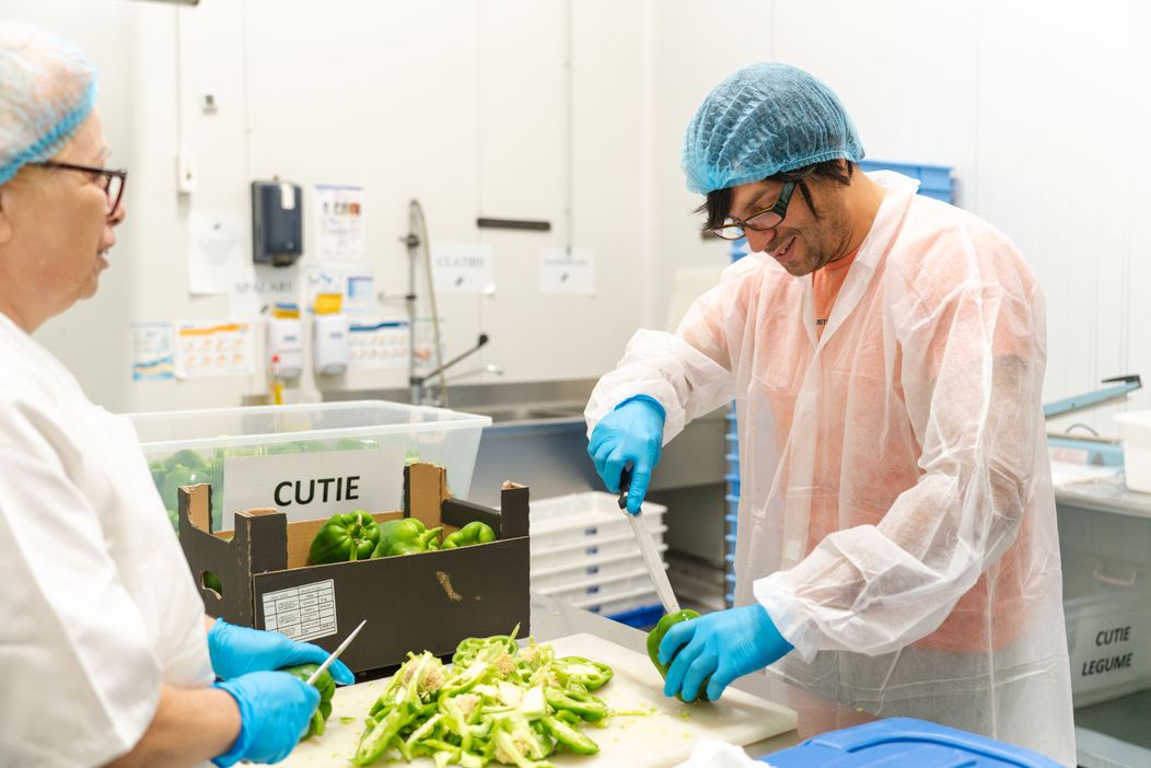  Șef sub acoperire, 21 noiembrie 2024. Dragoș Popa merge la fabrica de producție Domino's Pizza, unde o cunoaște pe Claudia Leca. Pâna ca ziua de muncă să se încheie, acesta sesizează o probl (5)