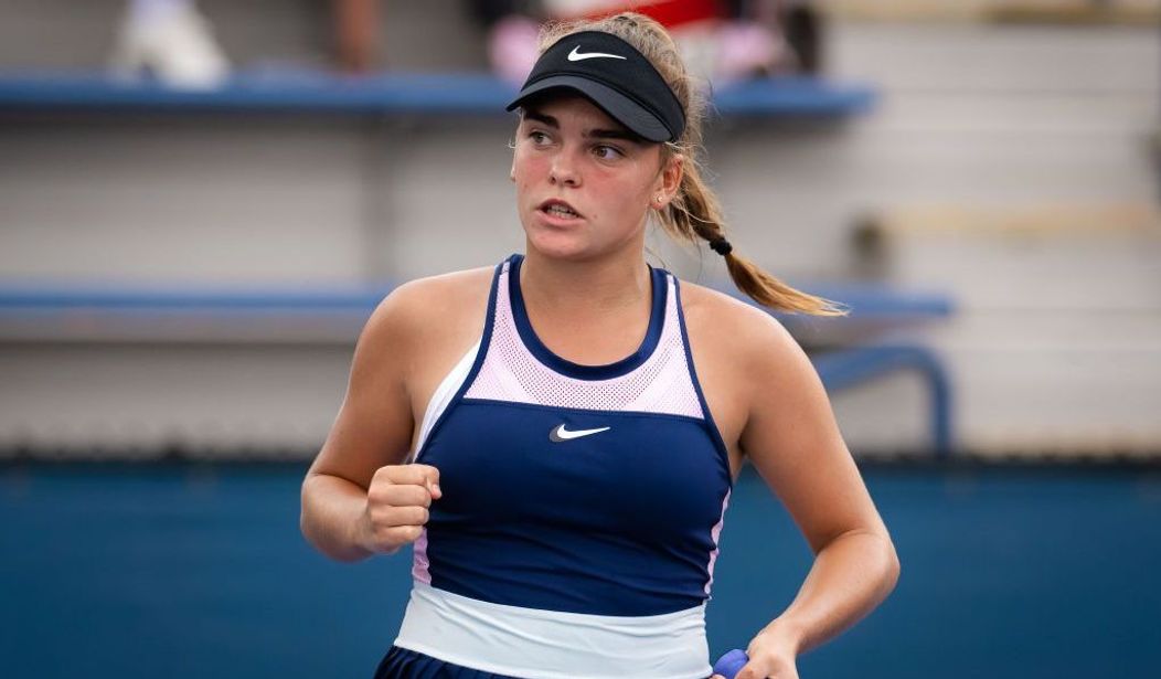Sara Bejlek pe teren la US Open, sărbătorind un punct câștigat în timpul unei partide de tenis
