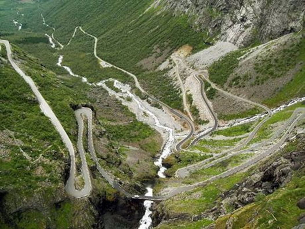9. Trollstigen - Norvegia

Situat in regiunea Rauma, "Scara Trolilor" este un drum foarte ingust, presarat cu peisaje ametitoare, cascade spectaculoase, intre care Stigfossen, de 320 de metri inaltime. Cuprinde 11 viraje bruste, pe alocuri cu o inclinat