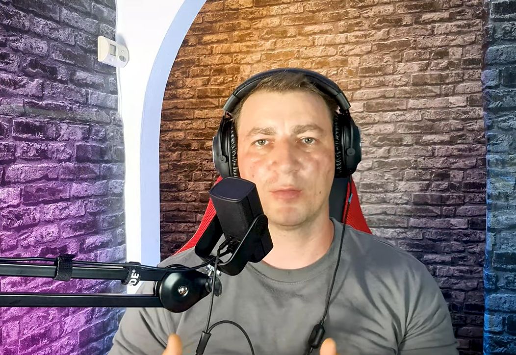 Marian Godină vorbește cu fanii săi într-un clip postat pe platforma YouTube