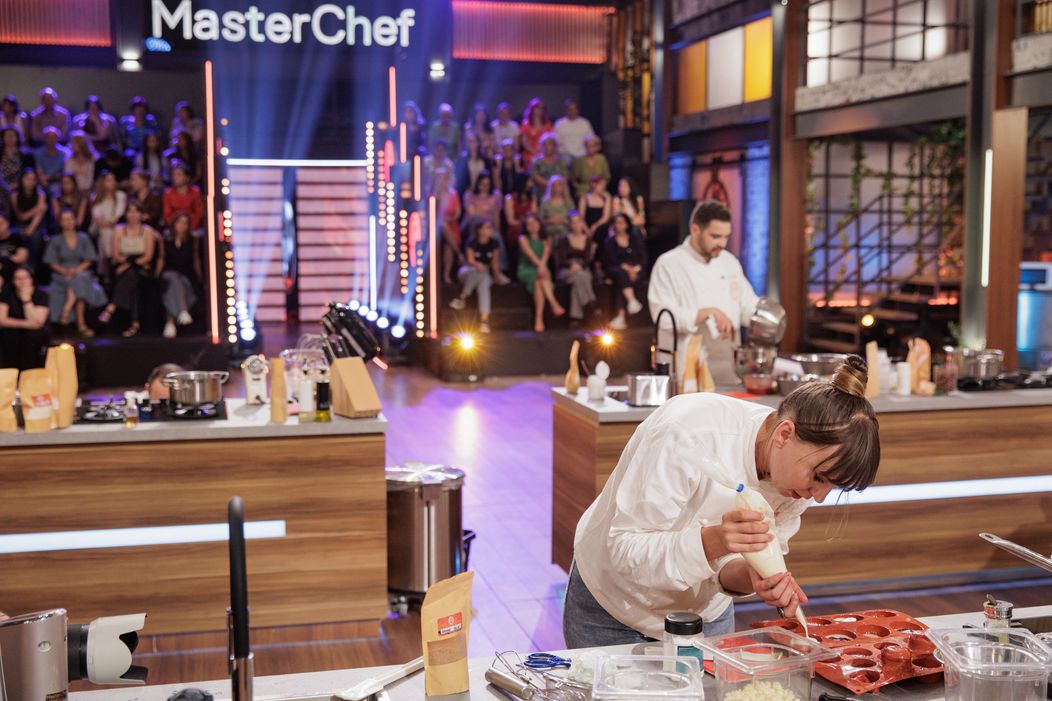 Finala MasterChef România, 16 decembrie 2025. Începe proba desertului, cea care poate decide totul. Emoțiile finaliștilor ating cote maxime atunci când Florin Dumitrescu pune trofeul pe bancul fi (12)