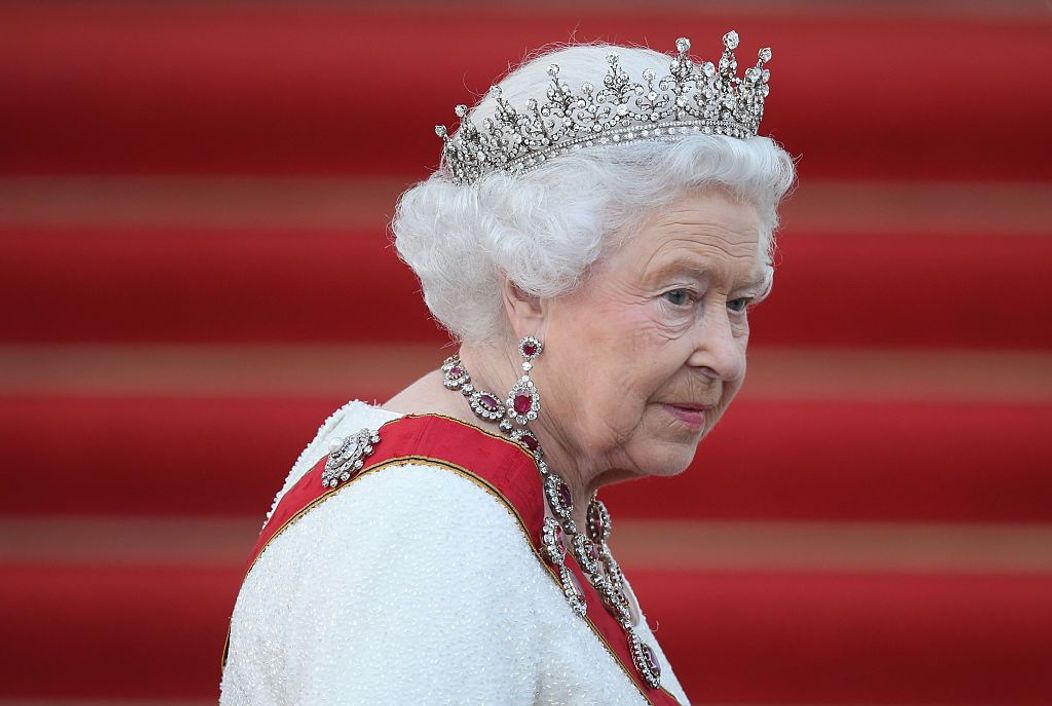 Regina Elisabeta a II-a privește în lateral, în timpul unui eveniment oficial găzduit la Palatul Buckingham 