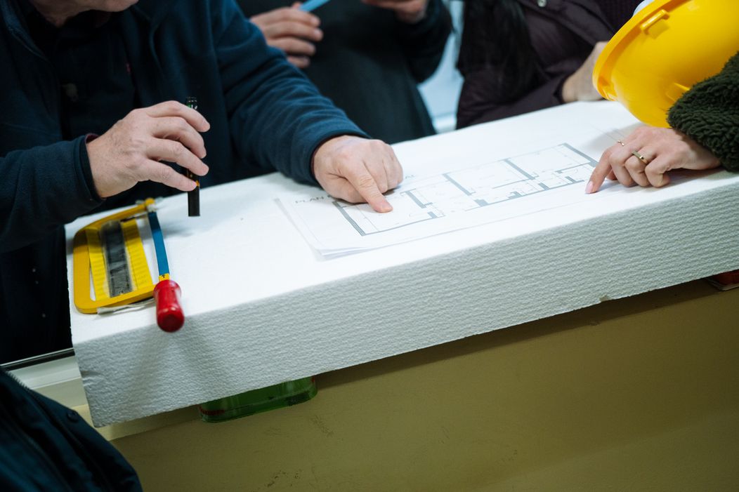 Visuri la Cheie, 15 aprilie 2026. Visuri la Cheie, 15 aprilie 2026. Arhitecții încep să gândească planul de renovare a apartamentului lui Dani. Cristina și Ștefana se întrec pentru a vedea cine va face came (4)