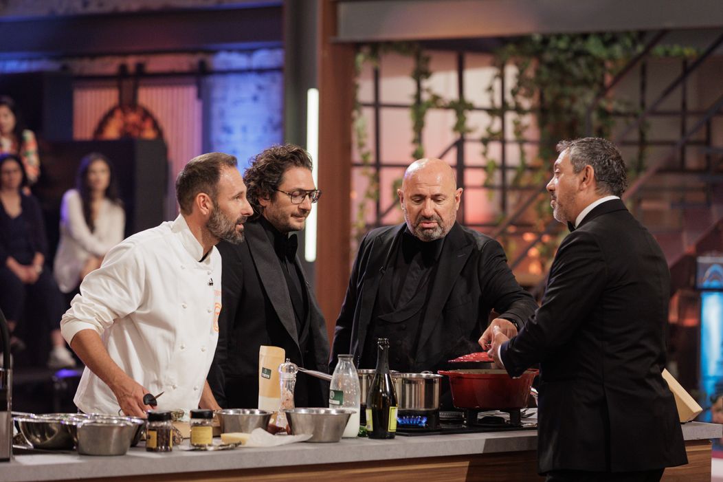 Finala MasterChef România,16 decembrie 2025. Începe prima probă a finalei sezonului 10. Foștii concurenți își exprimă la unison antipatia pentru Florin Drăgoiu și le fac galerie celorlalți doi fi (14)