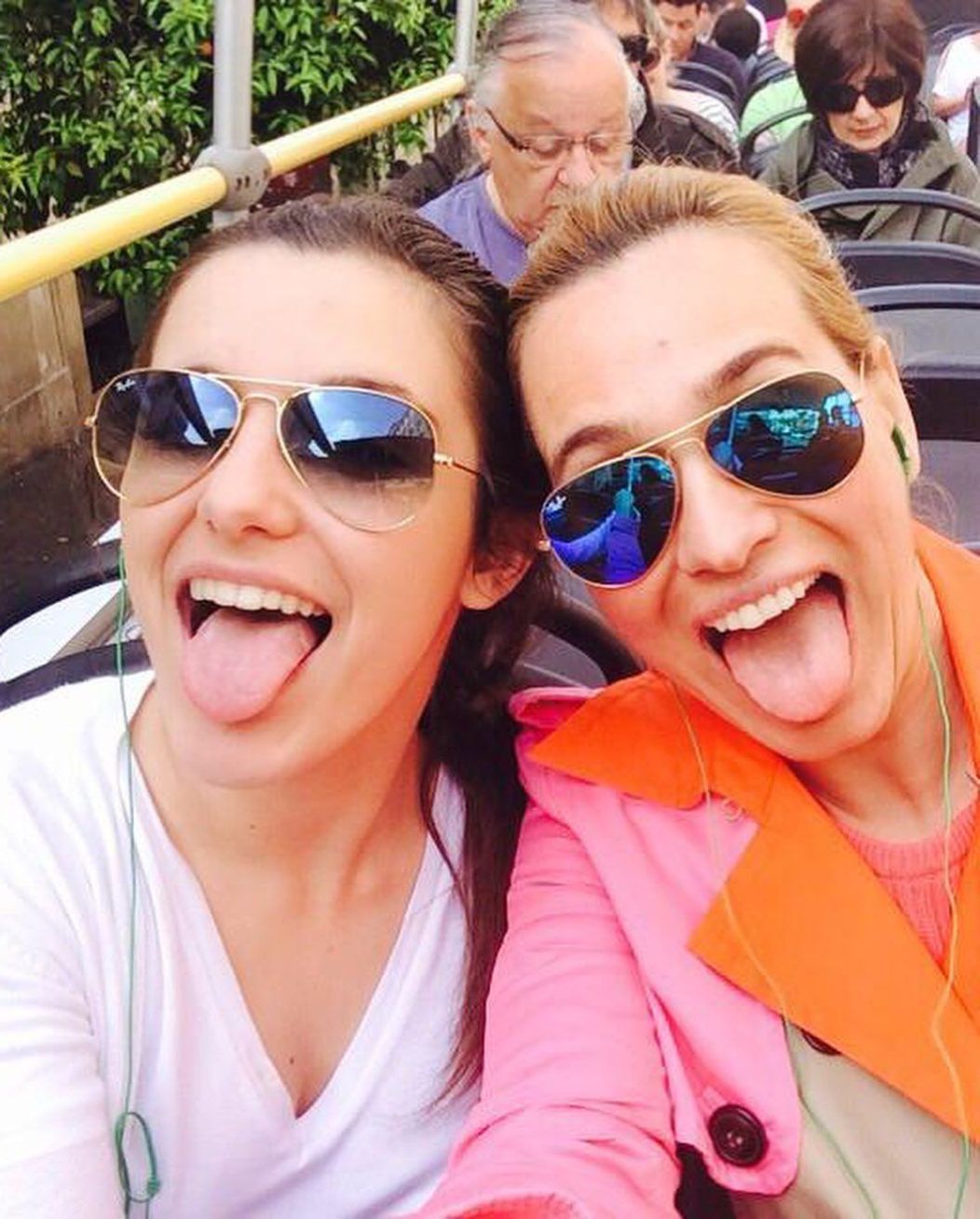 Alexia Eram și Andreea Esca în timpul unei curse cu roller-coaster