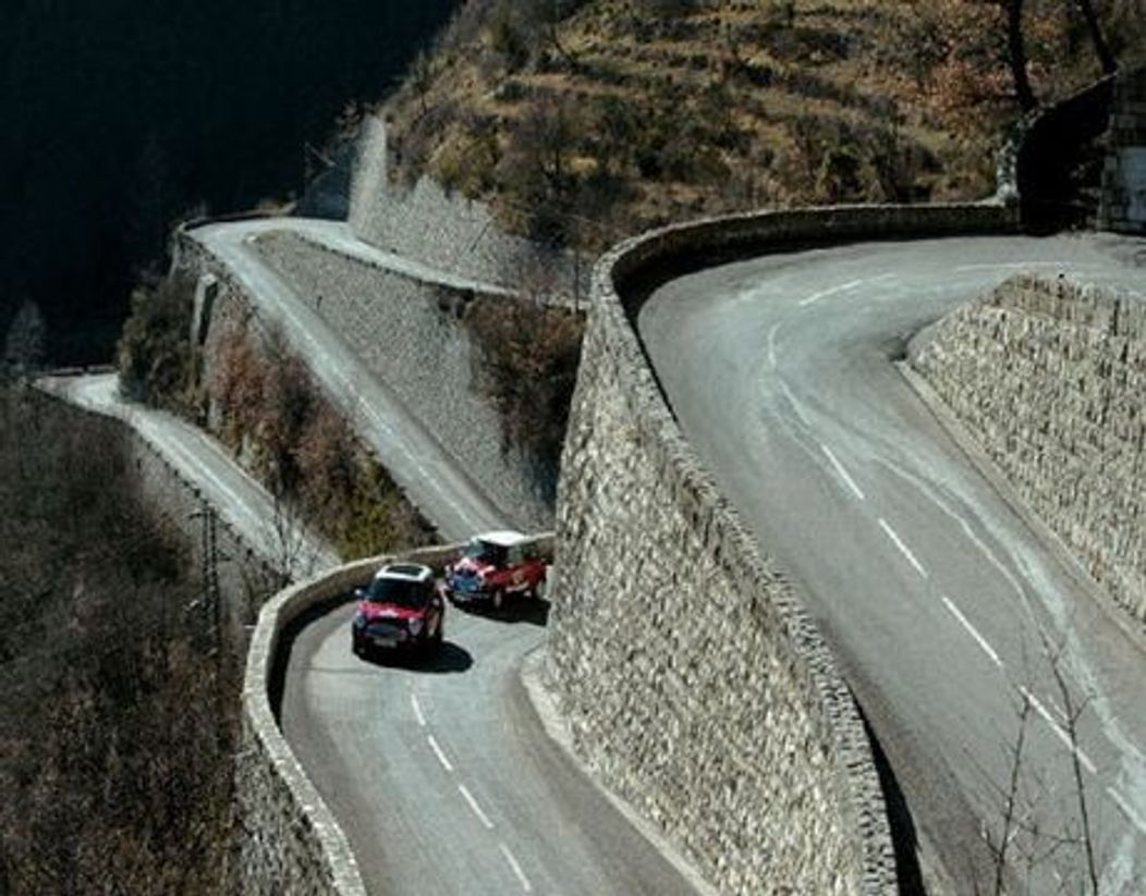 5. Col de Turini - Franta

Situat in sudul Frantei, la o altitudine de peste 1.500 de metri, drumul este inclus in fiecare an in celebrul Raliu Monte Carlo. Are 34 de viraje stranse si linii de viteza pe care o masina poate prinde si 170 km/h.