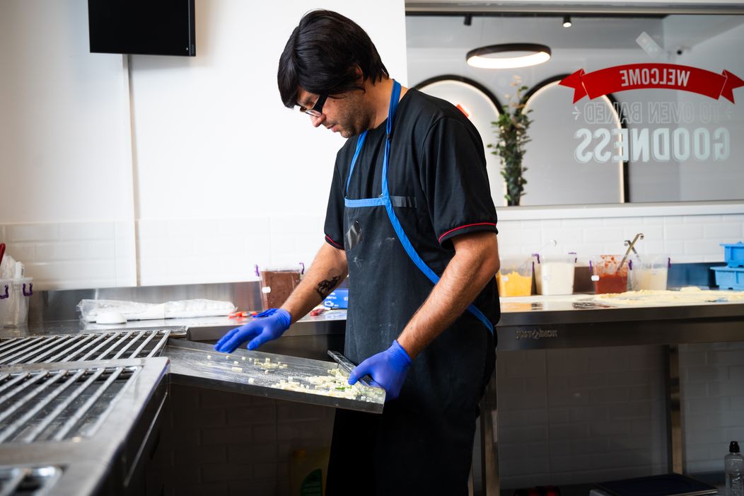  Șef sub acoperire, 21 noiembrie 2024. Șeful sub acoperire își continuă treaba, într-un restaurant abia deschis, în cadrul unui complex rezidențial, dar care nu livrează rezultatele la car