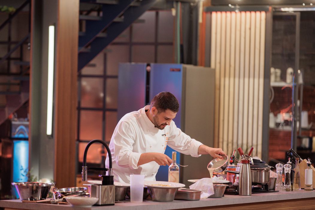 Finala MasterChef România, 16 decembrie 2025. Proba felului principal le-a dat mari bătăi de cap concurenților. Preparatul lui Florentin Drăgoiu le-a atras încă din prima clipă atenția chefilor,  (16)