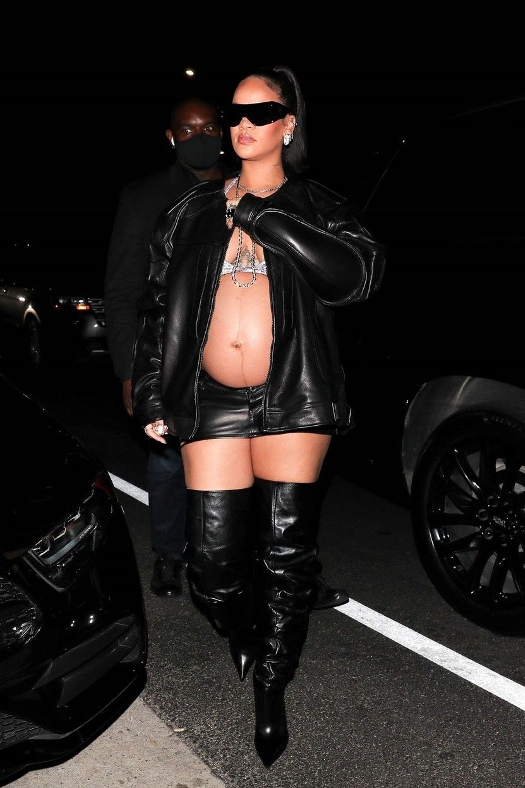 rihanna-aparitie-dezinhibata-in-public-in-ultimul-trimestru-de-sarcina-cum-arata-tinuta-ei-controversata