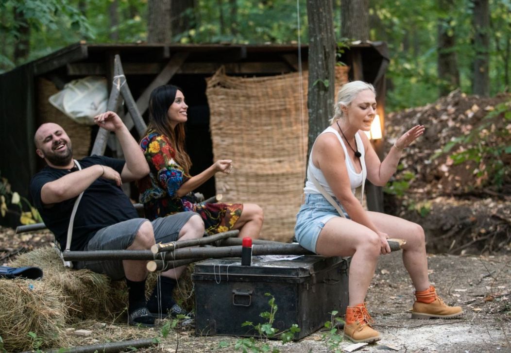 Alina Puscau, Ferma, Ferma. Oraseni vs. sateni, violenta, barbati violenti, familie, fotomodel