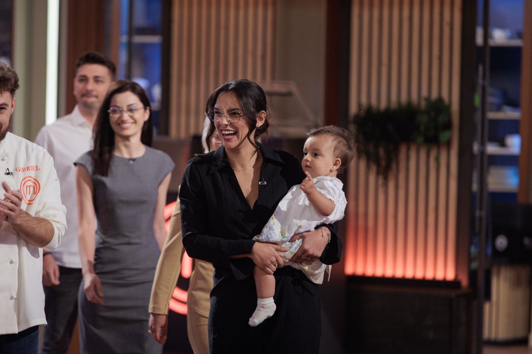 Finala MasterChef, 11 decembrie 2024. Finaliștii intră în bucătăria MasterChef, pregătiți să lupte pentru marele trofeu. Cei trei concurenți sunt copleșiți d (30)