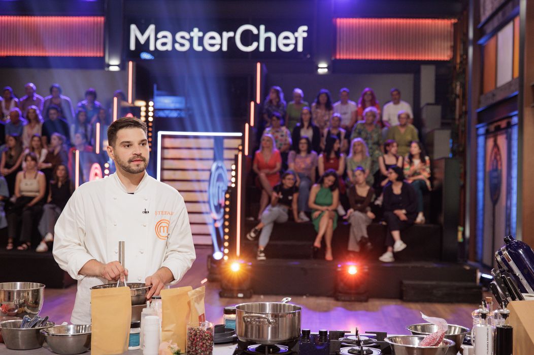 Finala MasterChef România, 16 decembrie 2025. Începe proba desertului, cea care poate decide totul. Emoțiile finaliștilor ating cote maxime atunci când Florin Dumitrescu pune trofeul pe bancul fi (11)