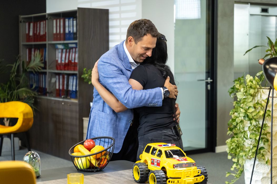 Șef sub acoperire, 21 noiembrie 2024. Flori, mama care încearcă să îi ofere copilului cu autism o viață normală, primește o mână de ajutor din partea lui Alin Hustiu. Tată a doi copii,  (1)