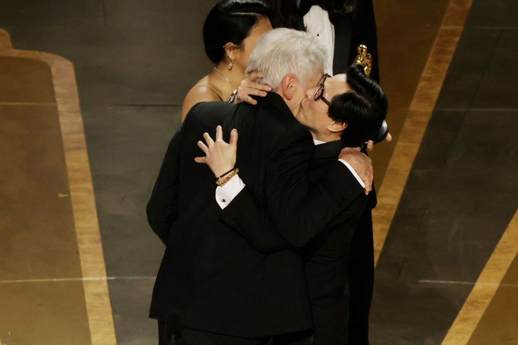 Ke Huy Quan și Harrison Ford la Oscar 2023