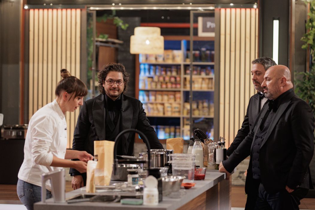 Finala MasterChef România, 16 decembrie 2025. Începe proba desertului, cea care poate decide totul. Emoțiile finaliștilor ating cote maxime atunci când Florin Dumitrescu pune trofeul pe bancul fi (4)