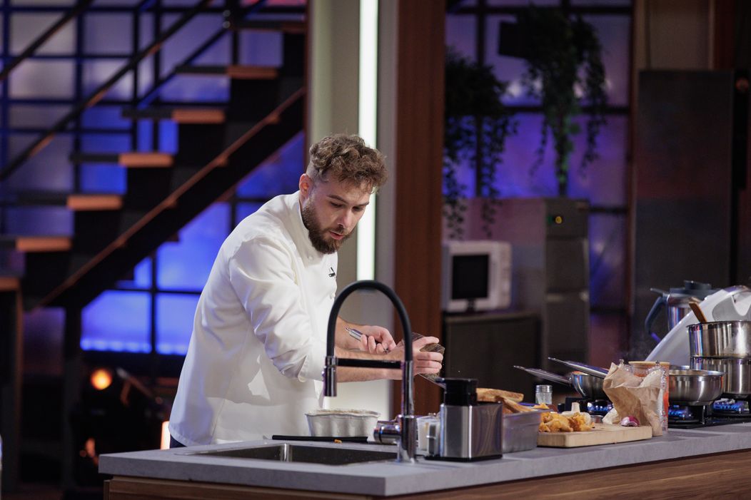 Finala MasterChef, 11 decembrie 2024. Prima probă a finalei a început. Georgiana, Sebi și Gabriel trebuie să pregătească aperitive spectaculoase „Vreau să fie foarte greu să decid. Așa vreau să f (10)