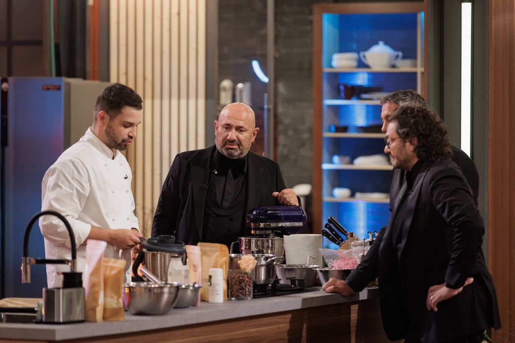Finala MasterChef România, 16 decembrie 2025. Începe proba desertului, cea care poate decide totul. Emoțiile finaliștilor ating cote maxime atunci când Florin Dumitrescu pune trofeul pe bancul fi