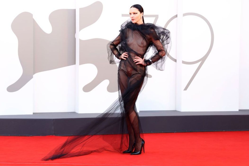 Mariacarla Boscono a îmbrăcat o rochie transparentă pentru defilarea de pe covorul roșu, la Festivalul de Film de la Veneția