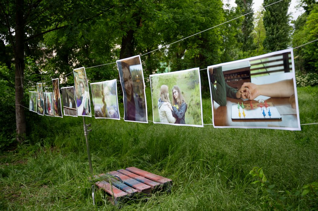 Titica și Dariana sunt surprinse cu o expoziție care se lasă cu lacrimi. Dragoș Bucur le prezintă, într-un mod un (20)