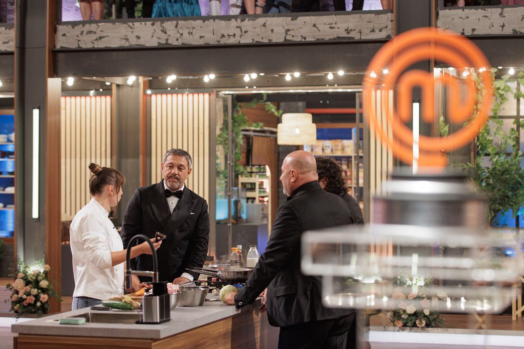 Finala MasterChef România,16 decembrie 2025. Începe prima probă a finalei sezonului 10. Foștii concurenți își exprimă la unison antipatia pentru Florin Drăgoiu și le fac galerie celorlalți doi fi (10)