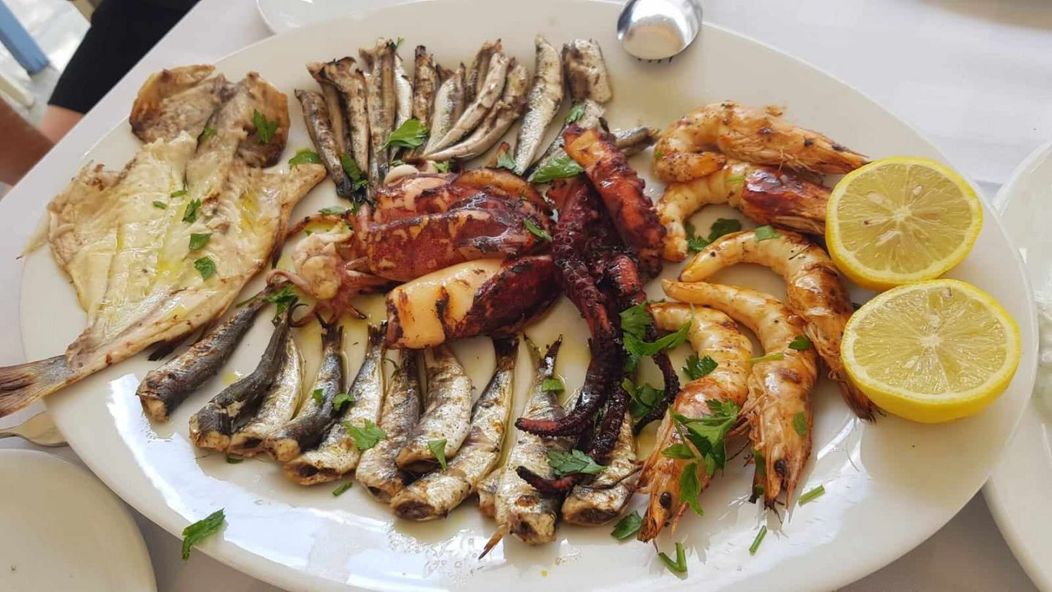 platou cu peste, fructe de mare