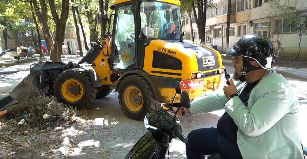Cristian Popescu Piedone pe scuter, urmărește lucrările în sectorul 5 București 