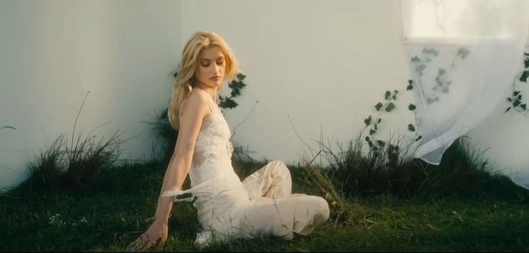 Andia într-o rochie diafană, în videoclipul piesei „Scrie-mi orice”