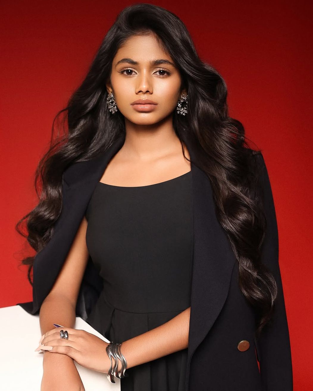 In Frame @maleeshakharwa Photographer - @dinesh_ahujaStyled By - @styled_by_meera @tryagaintoobadStyle Team - @styledbymannat @jahal_ahir07Makeup - @riyasheth.makeuphair Hair - @curlyhairmakeupgirl Lighti (3)