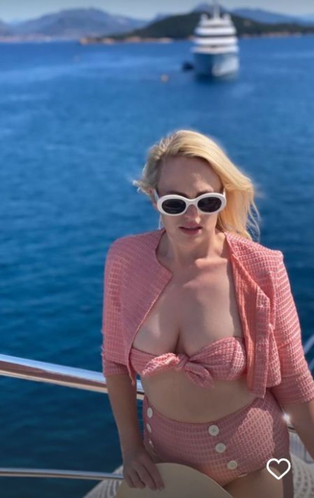 rebel-wilson-si-a-dus-iubita-in-vacanta-cu-elicopterul-cine-e-ramona-agruma