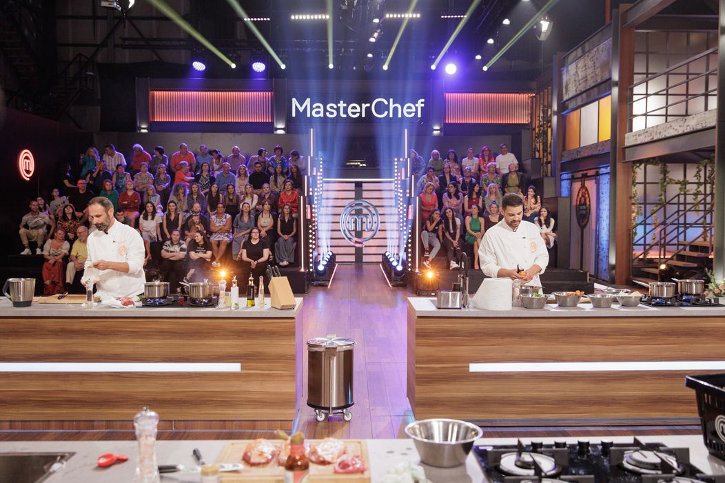 Finala MasterChef România, 16 decembrie 2025. Proba felului principal le-a dat mari bătăi de cap concurenților. Preparatul lui Florentin Drăgoiu le-a atras încă din prima clipă atenția chefilor,  (5)