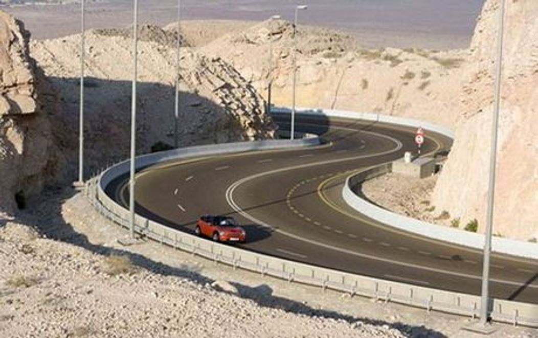 4. The Jebel Hafeet Mountain Road - Emiratele Arabe Unite

The Jebel Hafeet Mountain Road traverseaza o portiune de desert si duce direct la un hotel si la un palat al emirilor.
